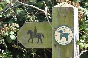 Courtyard Cottage With hot tub and Walled Garden