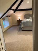 Courtyard Cottage With hot tub and Walled Garden