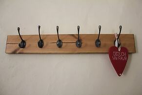 Courtyard Cottage With hot tub and Walled Garden