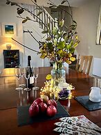 Courtyard Cottage With hot tub and Walled Garden