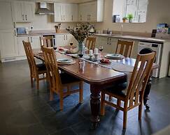 Courtyard Cottage With hot tub and Walled Garden