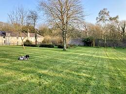 Courtyard Cottage With hot tub and Walled Garden