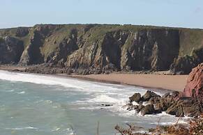 Courtyard Cottage With hot tub and Walled Garden