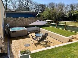 Courtyard Cottage With hot tub and Walled Garden