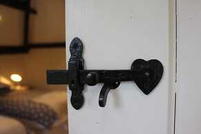 Courtyard Cottage With hot tub and Walled Garden