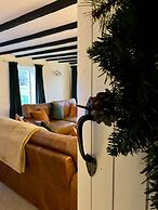 Courtyard Cottage With hot tub and Walled Garden