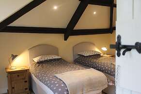 Courtyard Cottage With hot tub and Walled Garden