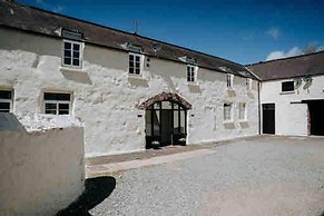 Courtyard Cottage With hot tub and Walled Garden