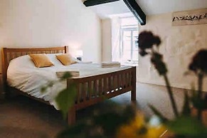 Courtyard Cottage With hot tub and Walled Garden