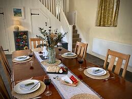 Courtyard Cottage With hot tub and Walled Garden