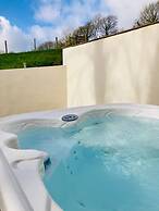 Secluded Cottage With hot tub