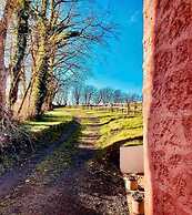 Secluded Cottage With hot tub