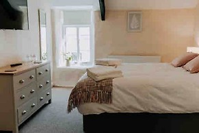 1 Courtyard Cottage With hot tub and Walled Garden