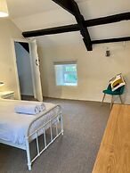 1 Courtyard Cottage With hot tub and Walled Garden