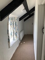 1 Courtyard Cottage With hot tub and Walled Garden