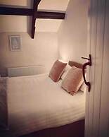 1 Courtyard Cottage With hot tub and Walled Garden