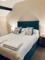 1 Courtyard Cottage With hot tub and Walled Garden