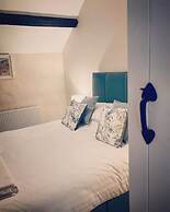 1 Courtyard Cottage With hot tub and Walled Garden