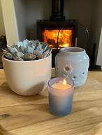 1 Courtyard Cottage With hot tub and Walled Garden