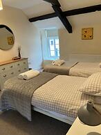 1 Courtyard Cottage With hot tub and Walled Garden