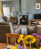 1 Courtyard Cottage With hot tub and Walled Garden