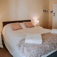 1 Courtyard Cottage With hot tub and Walled Garden