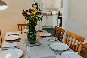 1 Courtyard Cottage With hot tub and Walled Garden