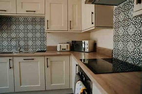 1 Courtyard Cottage With hot tub and Walled Garden