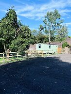 Shepherds Hut With Hot Tub