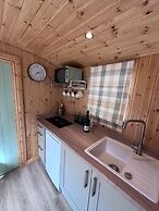 Shepherds Hut With Hot Tub