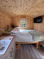 Shepherds Hut With Hot Tub