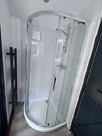 Shepherds Hut With Hot Tub