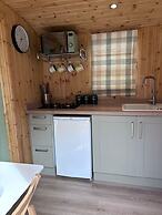 Shepherds Hut With Hot Tub