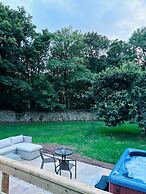 Shepherds Hut With Hot Tub