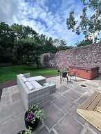 Shepherds Hut With Hot Tub