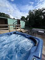Shepherds Hut With Hot Tub