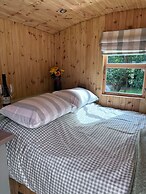 Shepherds Hut With Hot Tub