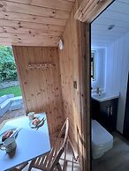 Shepherds Hut With Hot Tub