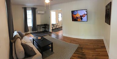 Renovated Cottage Minutes From Downtown