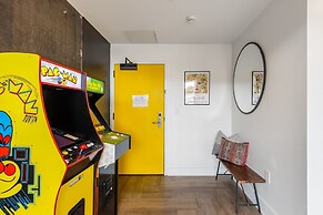 Dual Bachelor Pads w Rooftop Lounge Games Sleeps 26 5 Min to Broadway