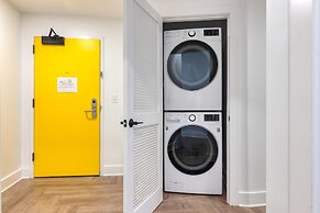 Dual Bachelor Pads w Rooftop Lounge Games Sleeps 26 5 Min to Broadway