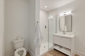 Dual Bachelor Pads w Rooftop Lounge Games Sleeps 26 5 Min to Broadway