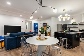 Dual Bachelor Pads w Rooftop Lounge Games Sleeps 26 5 Min to Broadway