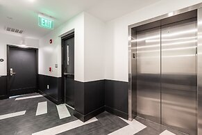 Dual Bachelor Pads w Rooftop Lounge Games Sleeps 26 5 Min to Broadway