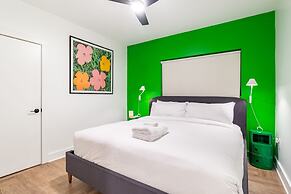 Dual Bachelor Pads w Rooftop Lounge Games Sleeps 26 5 Min to Broadway