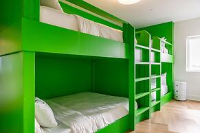 Dual Bachelor Pads w Rooftop Lounge Games Sleeps 26 5 Min to Broadway