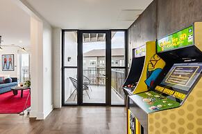 Dual Bachelor Pads w Rooftop Lounge Games Sleeps 26 5 Min to Broadway