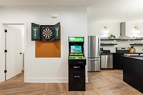 Dual Bachelor Pads w Rooftop Lounge Games Sleeps 26 5 Min to Broadway