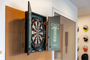 Dual Bachelor Pads w Rooftop Lounge Games Sleeps 26 5 Min to Broadway