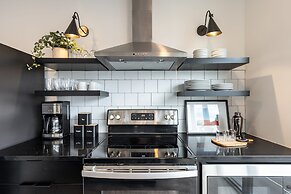 Dual Bachelor Pads w Rooftop Lounge Games Sleeps 26 5 Min to Broadway